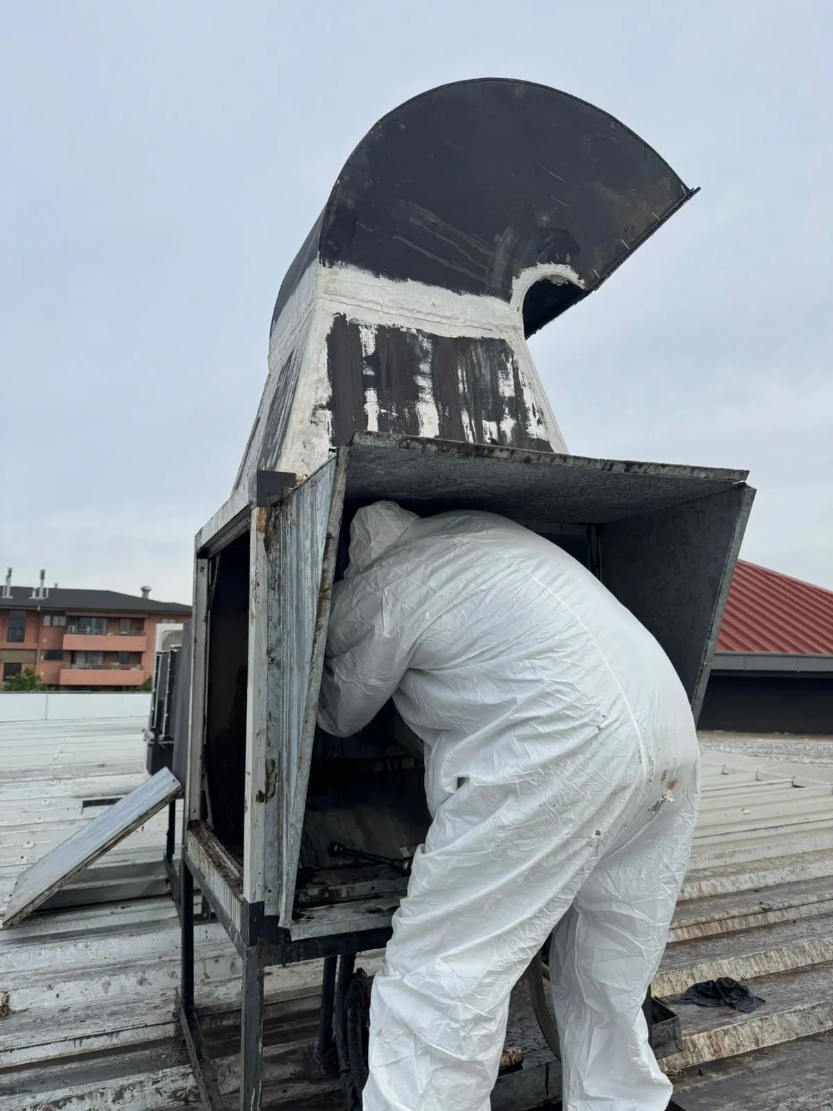 Campana extractora industrial en cubierta durante mantención INGEGAR