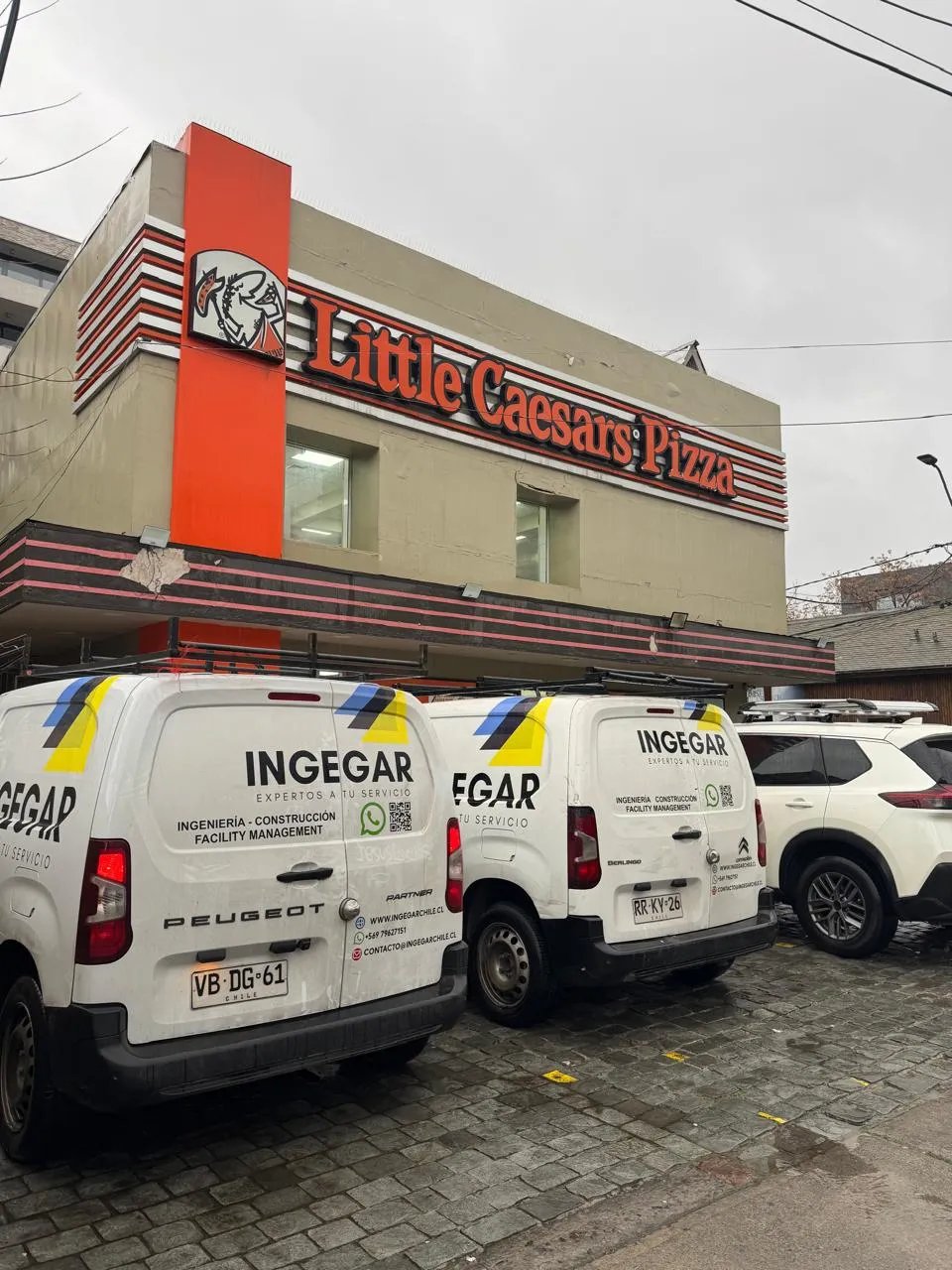 Furgones INGEGAR en local Little Caesars Pizza, cliente de mantención de campanas