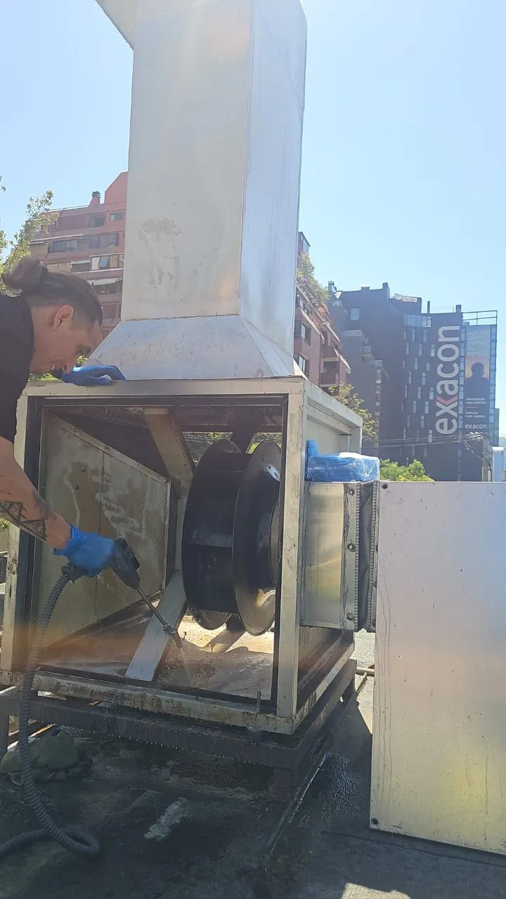 Mantención de motor extractor VEX en cubierta con vista a Santiago