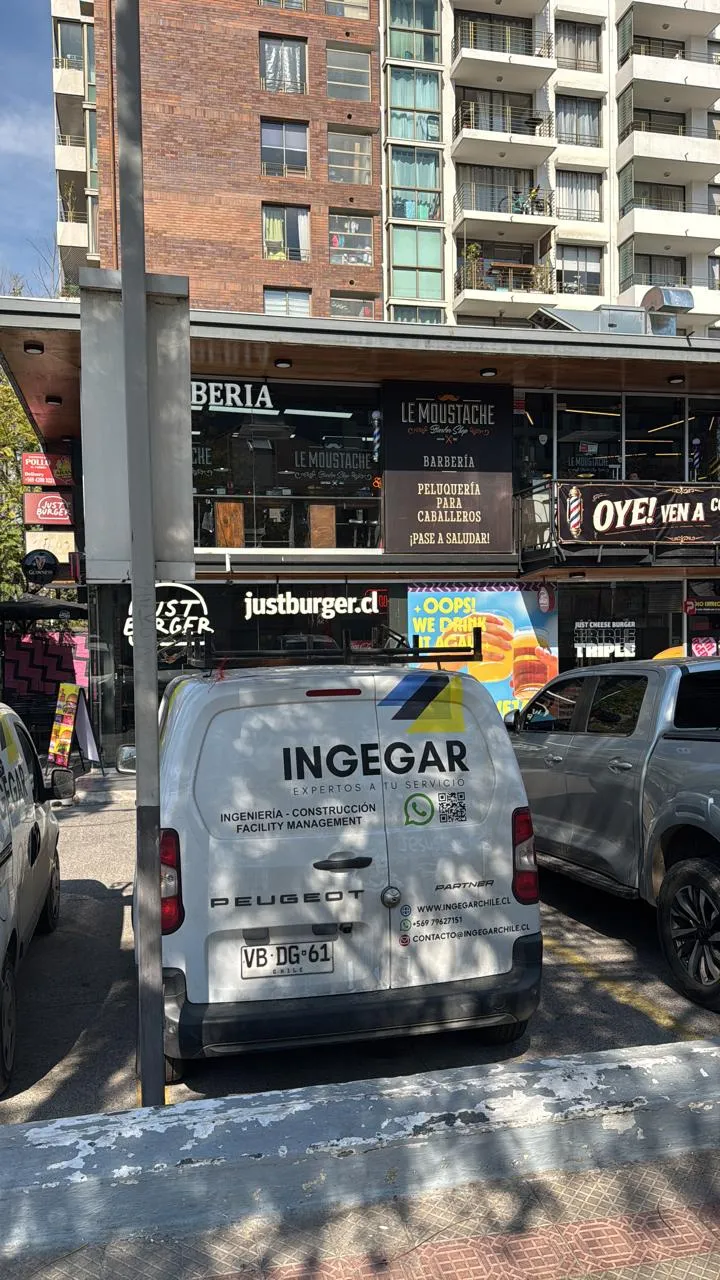 Furgón INGEGAR en local Just Burger, cliente de mantención de cortinas metálicas