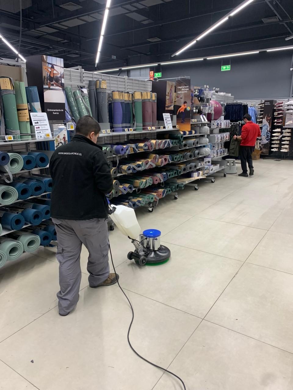 Técnico INGEGAR en mantención de piso con máquina abrillantadora en tienda retail, Santiago
