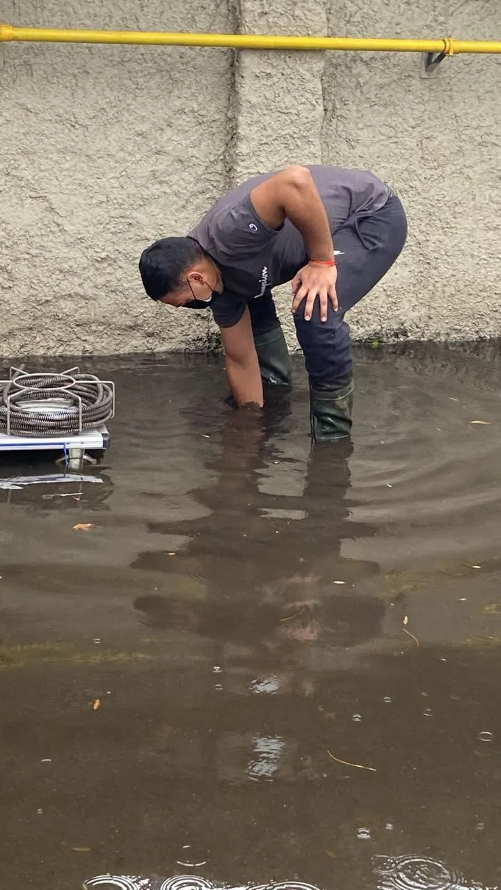 Técnico INGEGAR atendiendo emergencia sanitaria con inundación en Santiago