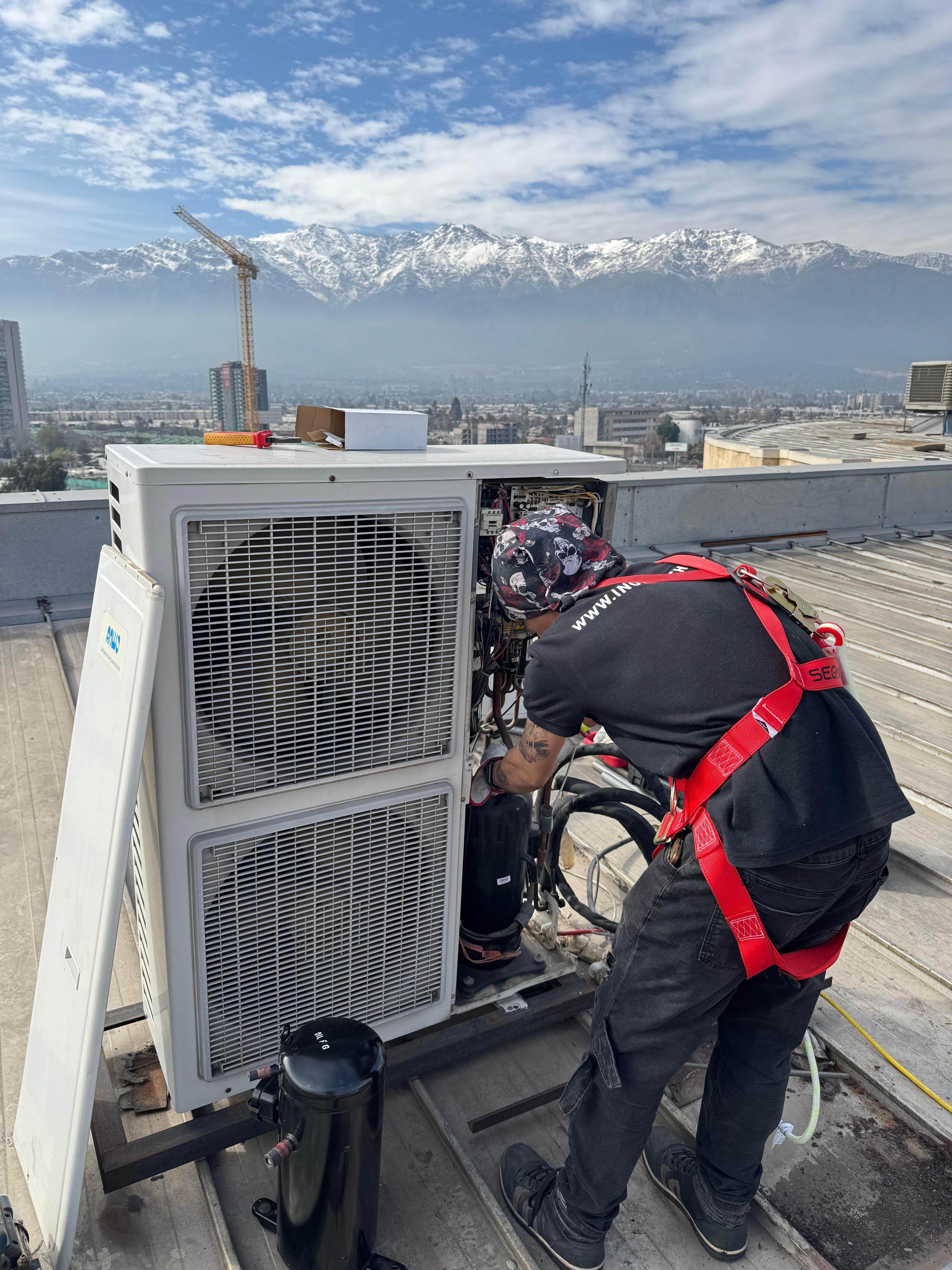 Mantenimiento técnico de climatización HVAC en empresa Santiago — INGEGAR