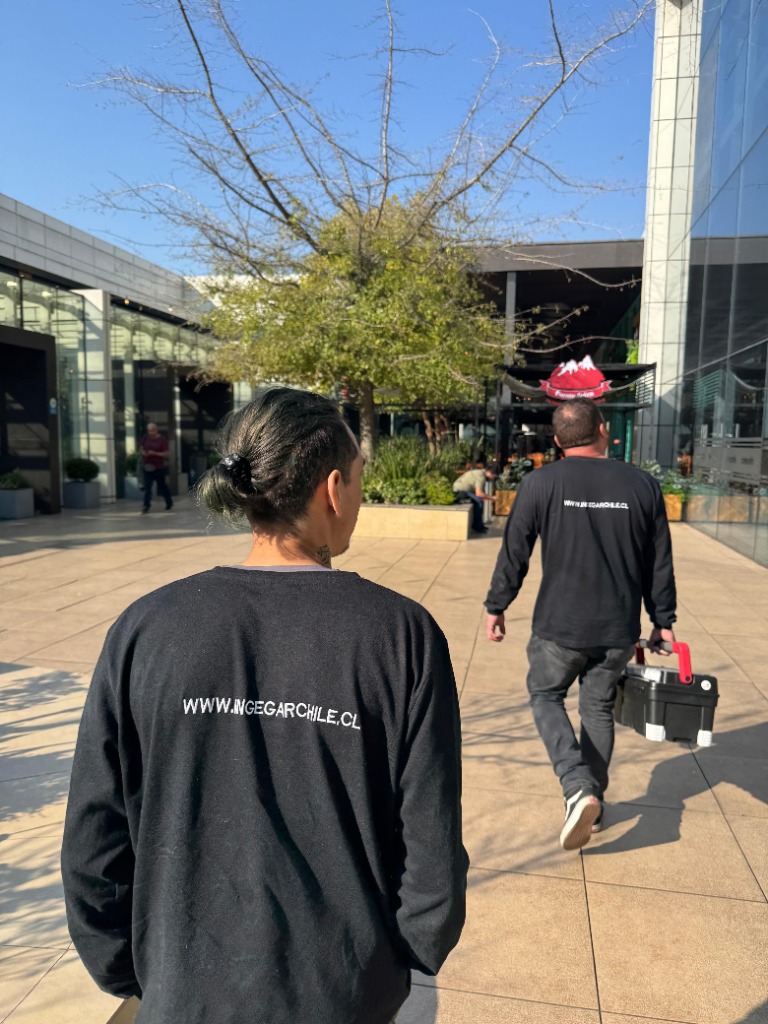 Equipo técnico INGEGAR coordinando obra de adecuación en empresa Santiago RM