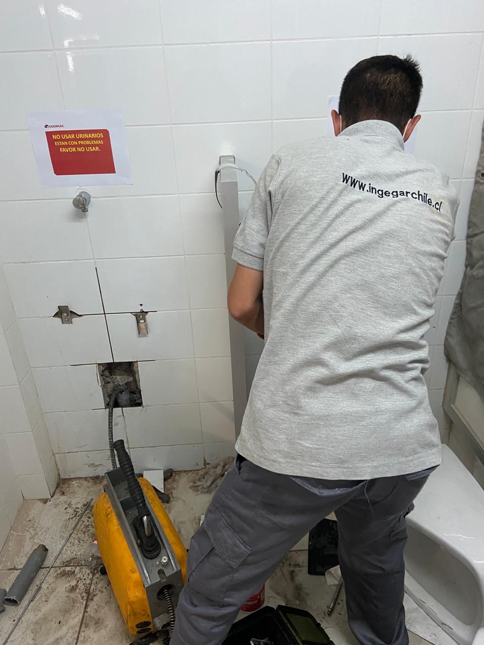 Reparación de instalación sanitaria en recinto corporativo Santiago