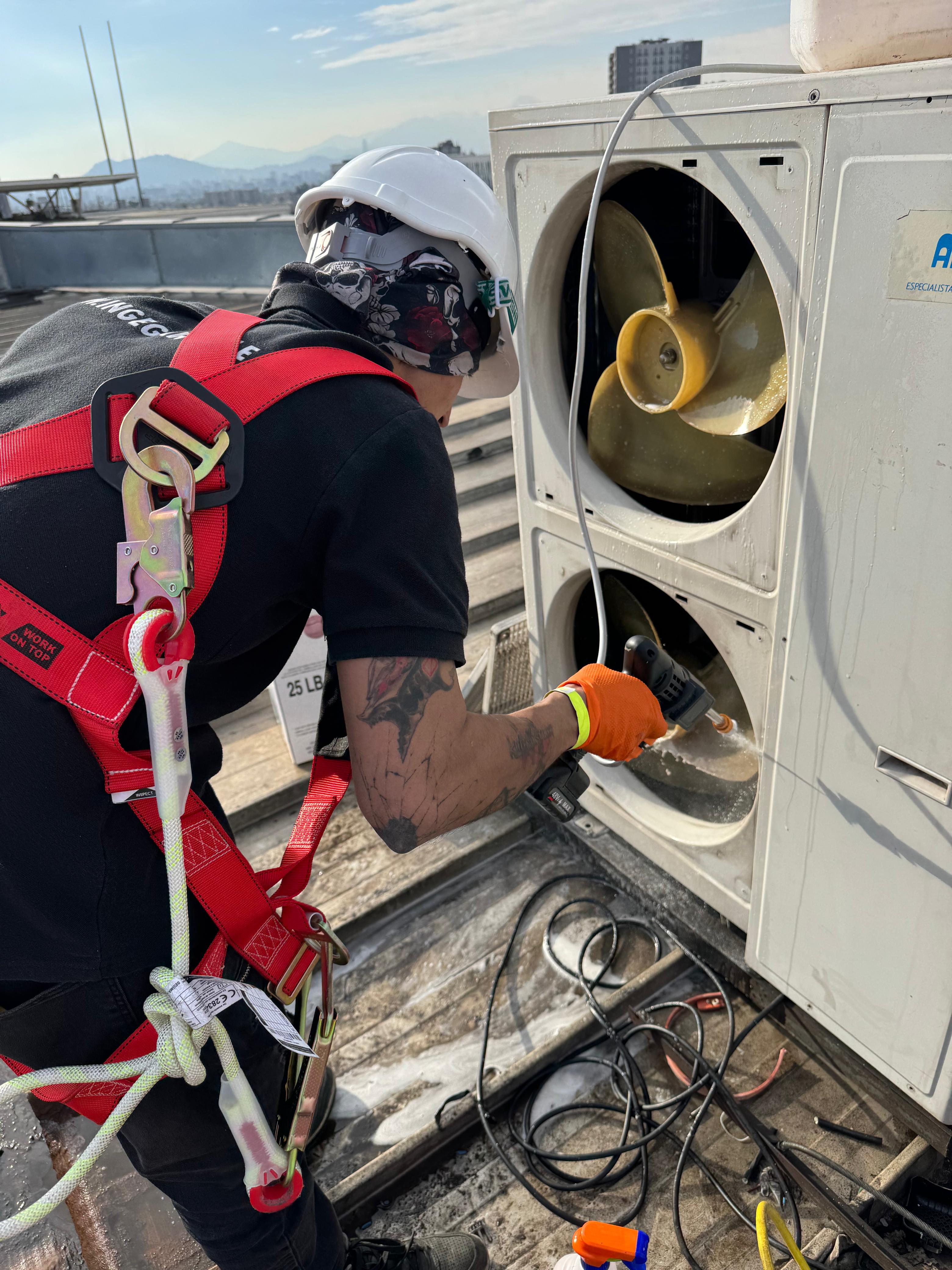 Técnico INGEGAR con equipo EPP completo