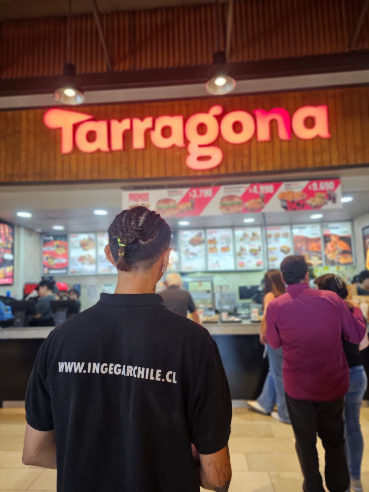 Técnico INGEGAR en terreno ejecutando adecuación de espacio corporativo Santiago