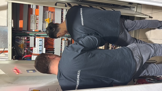 Trabajo eléctrico en empresa Santiago — equipo técnico INGEGAR