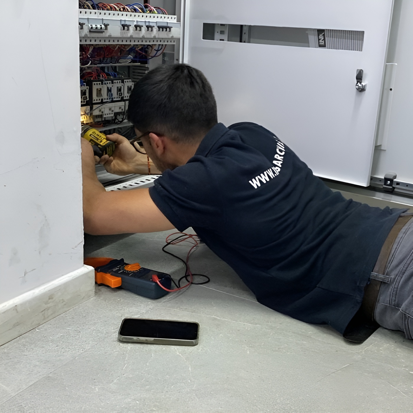 Instalación eléctrica en recinto corporativo Santiago RM por técnicos INGEGAR