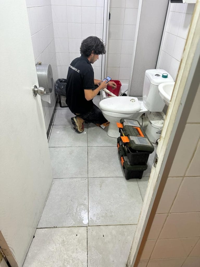 Mantención de instalaciones sanitarias en restaurantes y food service: qué revisar y cuándo actuar