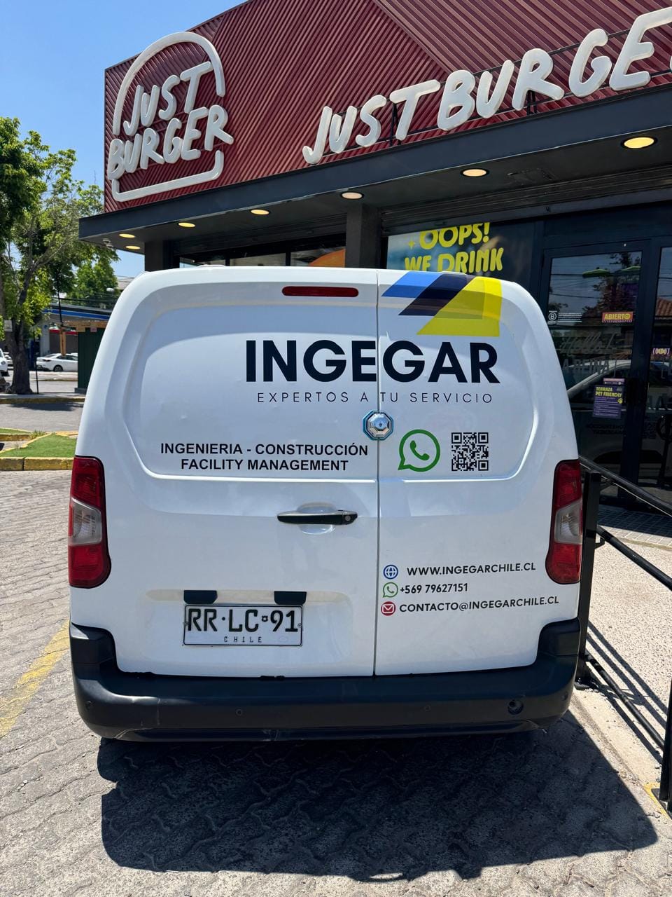 Supervisor INGEGAR coordinando Facility Management en empresa Santiago RM