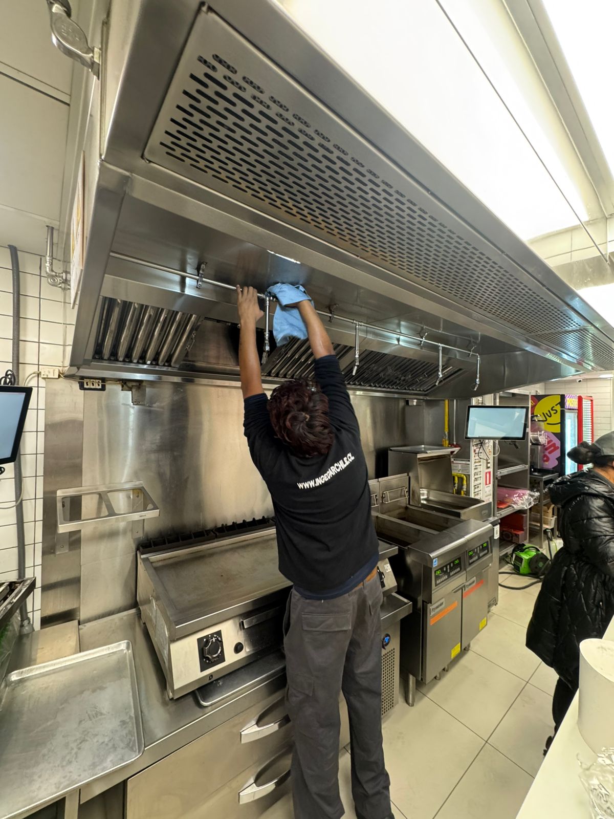 Técnico INGEGAR realizando mantención de campanas extractoras en cocina industrial Santiago RM
