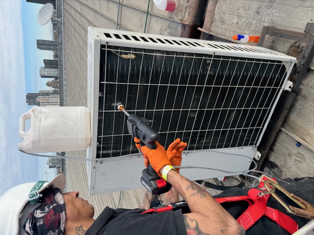 Técnico INGEGAR realizando mantención de condensador HVAC en azotea Santiago