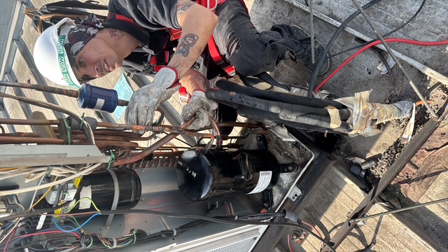Técnico INGEGAR realizando diagnóstico urgente de sistema HVAC en empresa Santiago RM