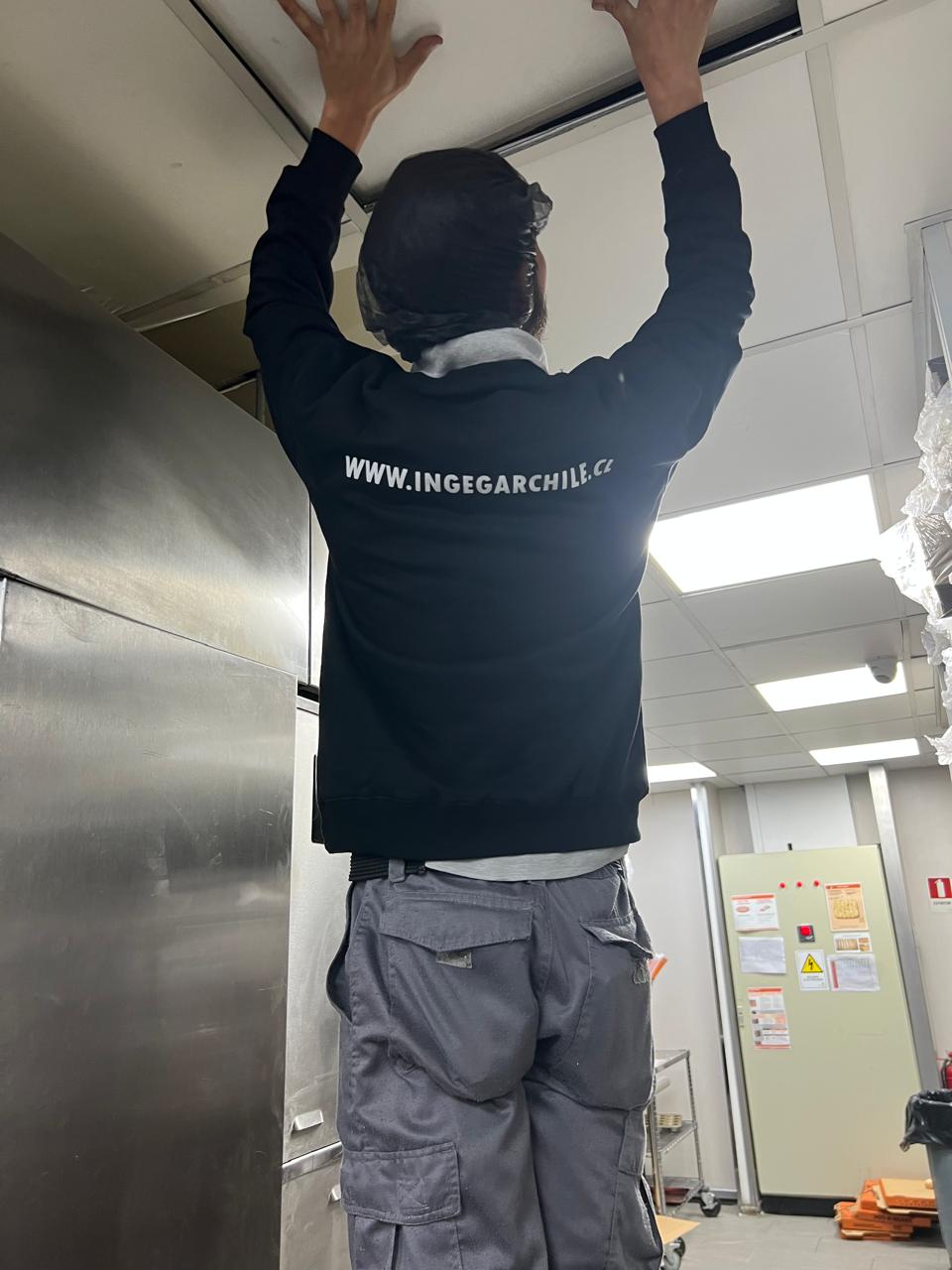 Cámara de refrigeración comercial en mantención por técnico INGEGAR, Santiago RM